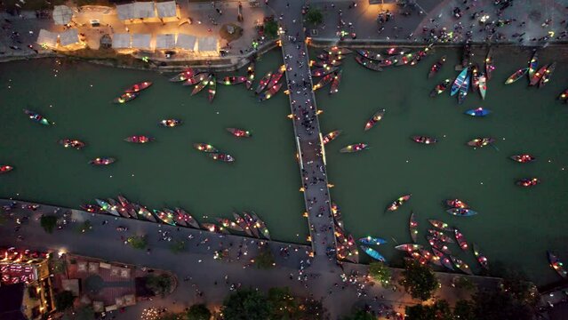 Vue a&eacute;rienne de la l'ancienne ville de Hoian au Vietnam de nuit. On y voit les bateaux illumin&eacute;s par des lanterne sur la rivi&egrave;re. Cette ville est inscrite au patrimoine mondiale de l'Unesco.