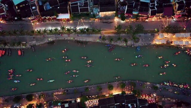Vue a&eacute;rienne de la l'ancienne ville de Hoian au Vietnam de nuit. On y voit les bateaux illumin&eacute;s par des lanterne sur la rivi&egrave;re. Cette ville est inscrite au patrimoine mondiale de l'Unesco.