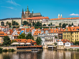 Fototapeta na wymiar Old colorful houses and St. Vitus Cathedral in Prague.