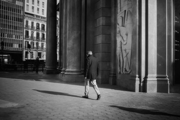 hombre solitario en la ciudad blanco y negro 