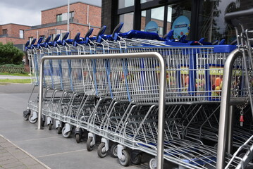 Mehrerer Einkaufswagen vor einem Supermarkt