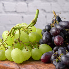 Primo piano di grappolo d'uva sul tagliere