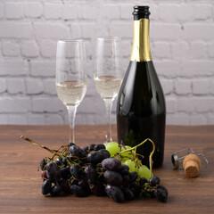 Uva bianca e nera sul tavolo e bicchieri di vino