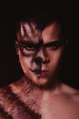 hombre con maquillaje de lobo carnaval