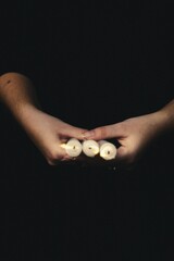 manos de mujer sujetando velas encendidas 