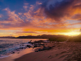 Fototapeta na wymiar Beautiful and colorful sunset on the beach. Hawaii, United States