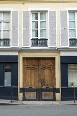 Fototapeta na wymiar Paris, an ancient wooden door