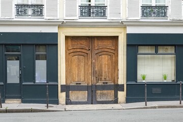 Fototapeta na wymiar Paris, an ancient wooden door