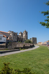 Fototapeta na wymiar Testimonios históricos: Explorando los imponentes monumentos de Oporto en un viaje fascinante.