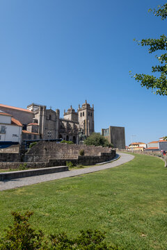 Testimonios hist&oacute;ricos: Explorando los imponentes monumentos de Oporto en un viaje fascinante.