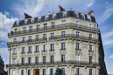 Fototapeta na wymiar Paris, beautiful building 