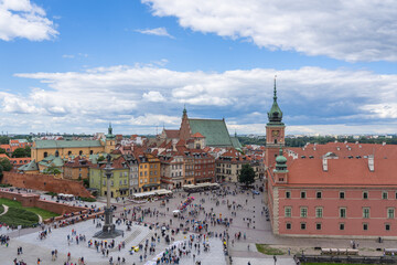 Naklejka premium Castle Square in Warsaw - panoramic view, people like ants