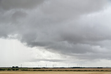 Fototapeta na wymiar ciel d'orage sur la Beauce en France