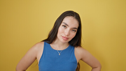 Obraz premium Young beautiful hispanic woman standing with relaxed expression over isolated yellow background