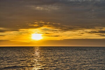 Obraz premium the beautiful sunset over the calm sea