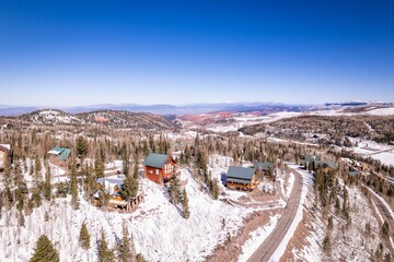 Obraz premium Aerial view of a ski lodge situated atop a snow-covered mountain