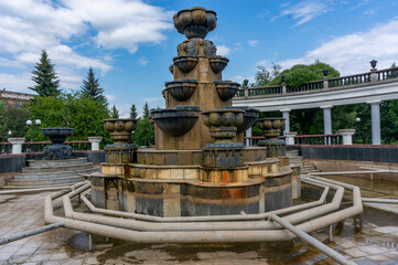 Fototapeta na wymiar Fountain in the park of the Novokuzneck