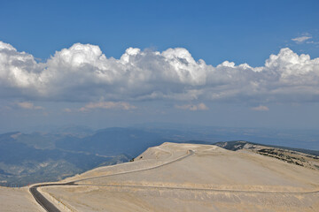 Fototapeta na wymiar sommet du Mont Ventoux, vue de paysage de montagnes 