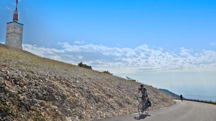 cycliste en train de grimper les Mont Ventoux (Vaucluse, France) - obrazy, fototapety, plakaty
