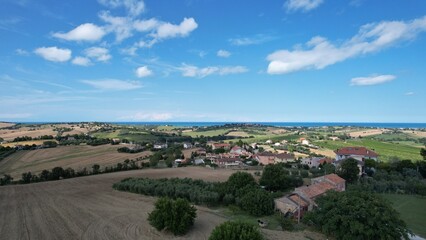 paesaggio di campagna con nuvole, vista bellissima, fotografato dall'alto con drone
