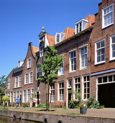Fototapeta na wymiar Houses alongside Doelengracht in Leiden