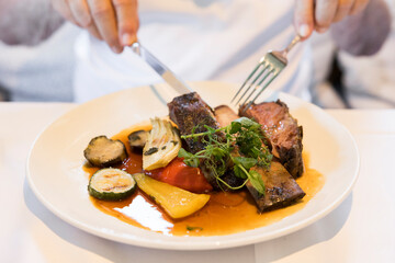 Braten mit Gemüse auf einem Teller