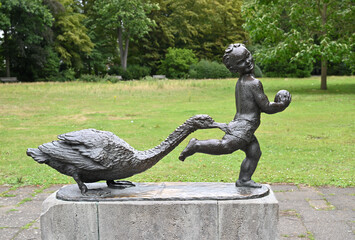 skulptur eierdieb in neusser stadtgarten, deutschland