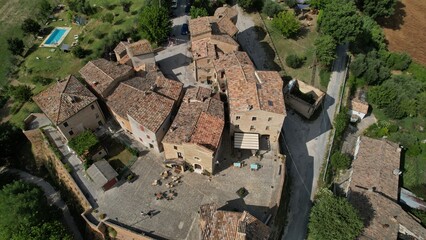 paese castello, con campi e strade, fotografato dall'alto con drone