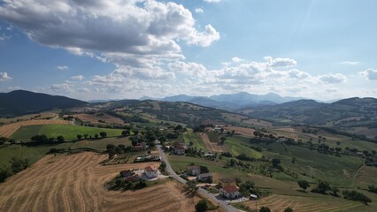 paesaggio di campagna con nuvole, vista bellissima, fotografato dall'alto con drone
