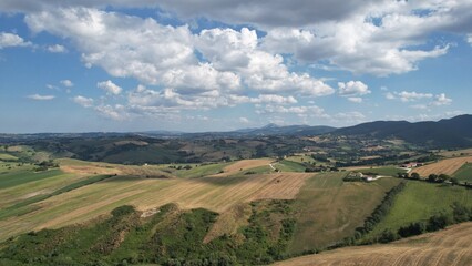 Naklejka premium paesaggio di campagna con nuvole, vista bellissima, fotografato dall'alto con drone