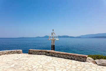Fototapeta na wymiar Grecja, niebieskie morze, żaglówki, zabytkowe miasteczka i romantyczne uliczki. Piękne wakacyjne widoki. Wakacje na greckich wyspach.