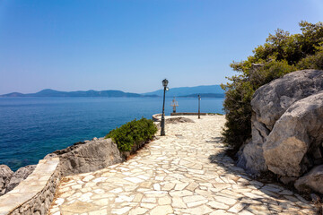 Grecja, niebieskie morze, żaglówki, zabytkowe miasteczka i romantyczne uliczki. Piękne wakacyjne widoki. Wakacje na greckich wyspach. - obrazy, fototapety, plakaty