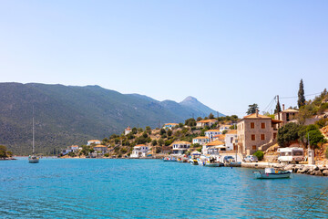 Grecja, niebieskie morze, żaglówki, zabytkowe miasteczka i romantyczne uliczki. Piękne wakacyjne widoki. Wakacje na greckich wyspach.