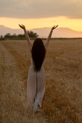 Shooting photo d'une femme dans un champ pendant l'&eacute;t&eacute;