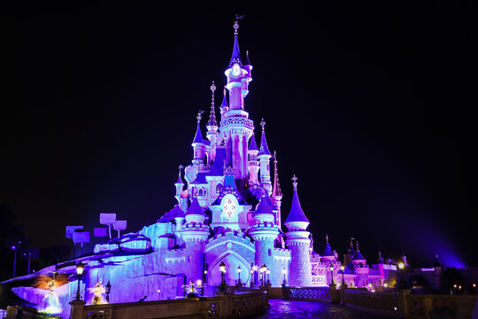 Le village de Disneyland Paris en France avec le chateau de la princesse 