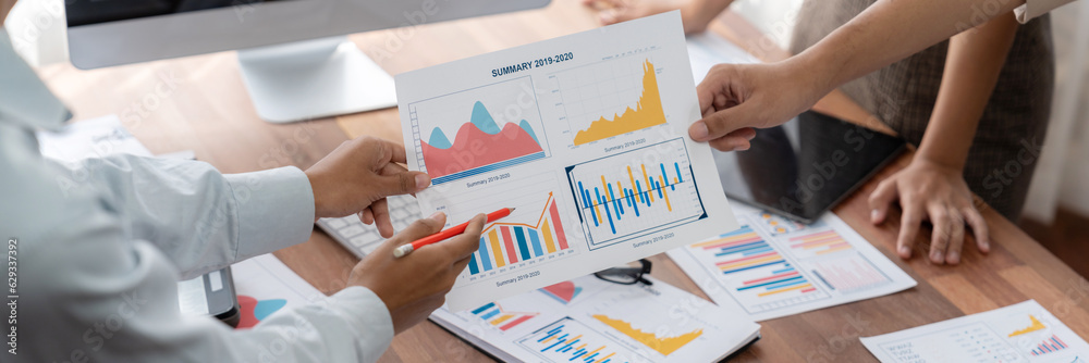 Leinwandbilder analyst team utilizing bi fintech to analyze and pointing at financial dashboard paper office. busin
