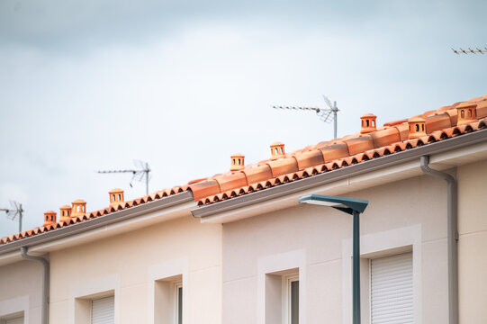 Antenne sur la toiture de maison dans un lotissement