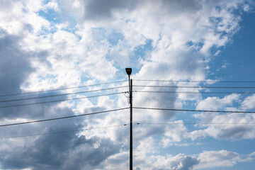 krajobraz linii elektrycznej pośrodku zielonych pól w zachodniej Polsce, jasne zielono niebieskie kolory lekko pochmurna pogoda © FIOMI