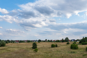 krajobraz szerokiej łąki latem, panorama zielonych terenów w zachodniej Polsce	 - obrazy, fototapety, plakaty