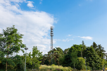 Wieża transmisyjna na tle obszarów zielonych w zachodniej Polsce na tle błękitnego prawie bezchmurnego nieba