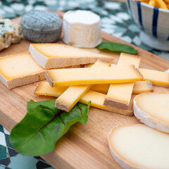 Plateau de fromages bien garni dans un restaurant, fromage pate molle