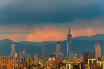 Obraz premium city skyline at sunset