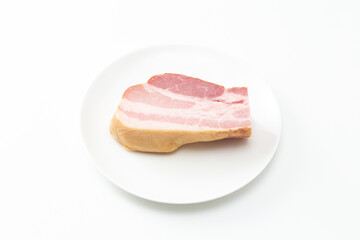皿の上にブロックベーコン 
