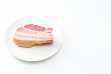 皿の上にブロックベーコン 