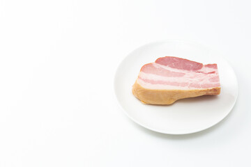 皿の上にブロックベーコン 