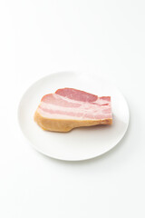 皿の上にブロックベーコン 