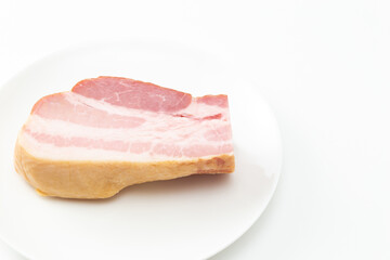 皿の上にブロックベーコン 