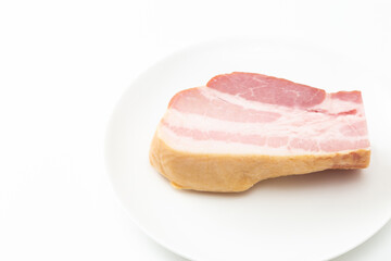 皿の上にブロックベーコン 