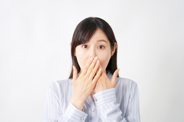 驚くミドルエイジの女性　白背景