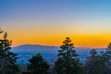 Obraz premium 夕暮れ時の若草山